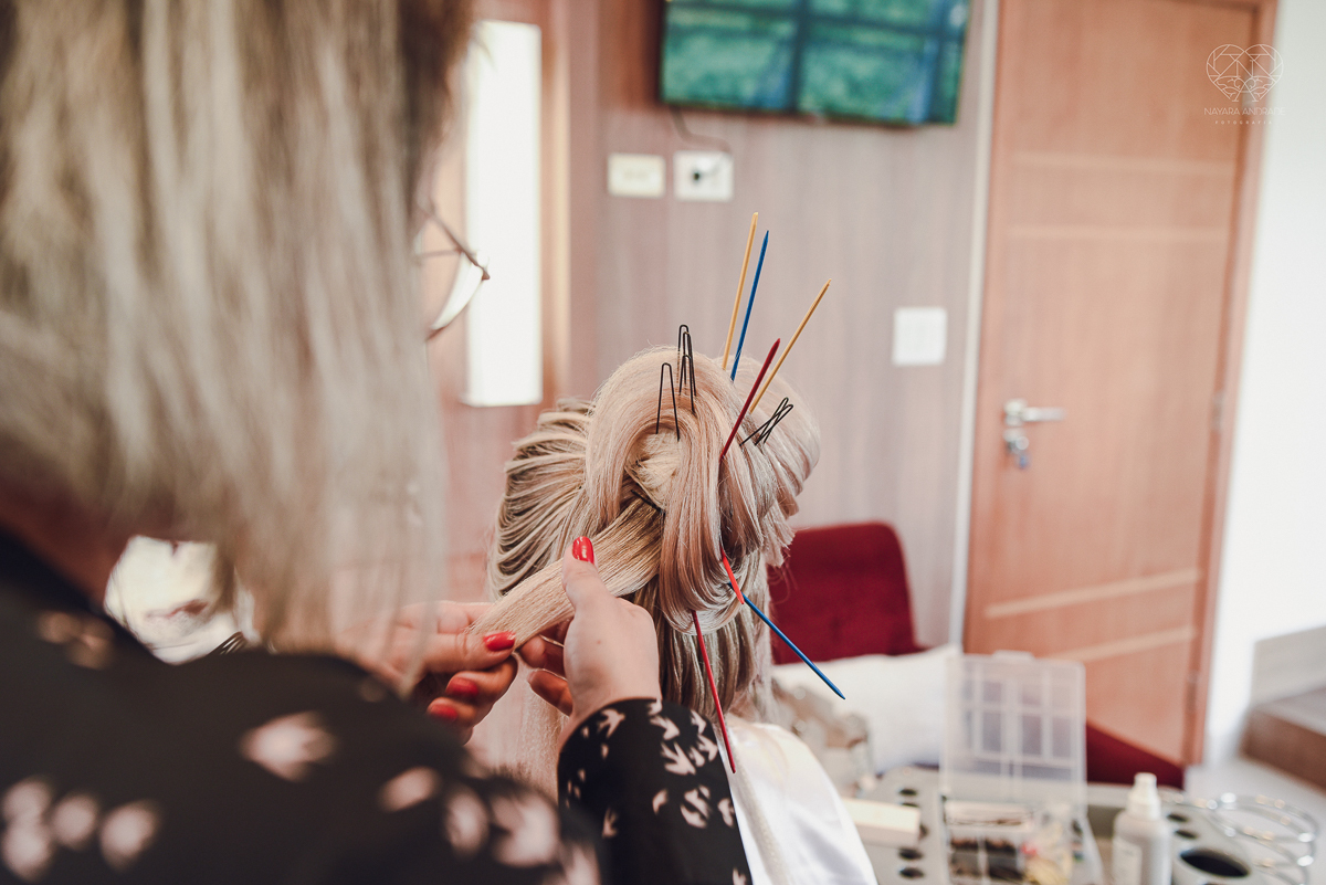 casamento classico emsantos com noivo de terno azul e noiva princesa fotos da fotografa premiada Nayara Andrade no coraçao de maria em santos igreja e festa no Sirio Libanes wedding centro de santos sao paulo