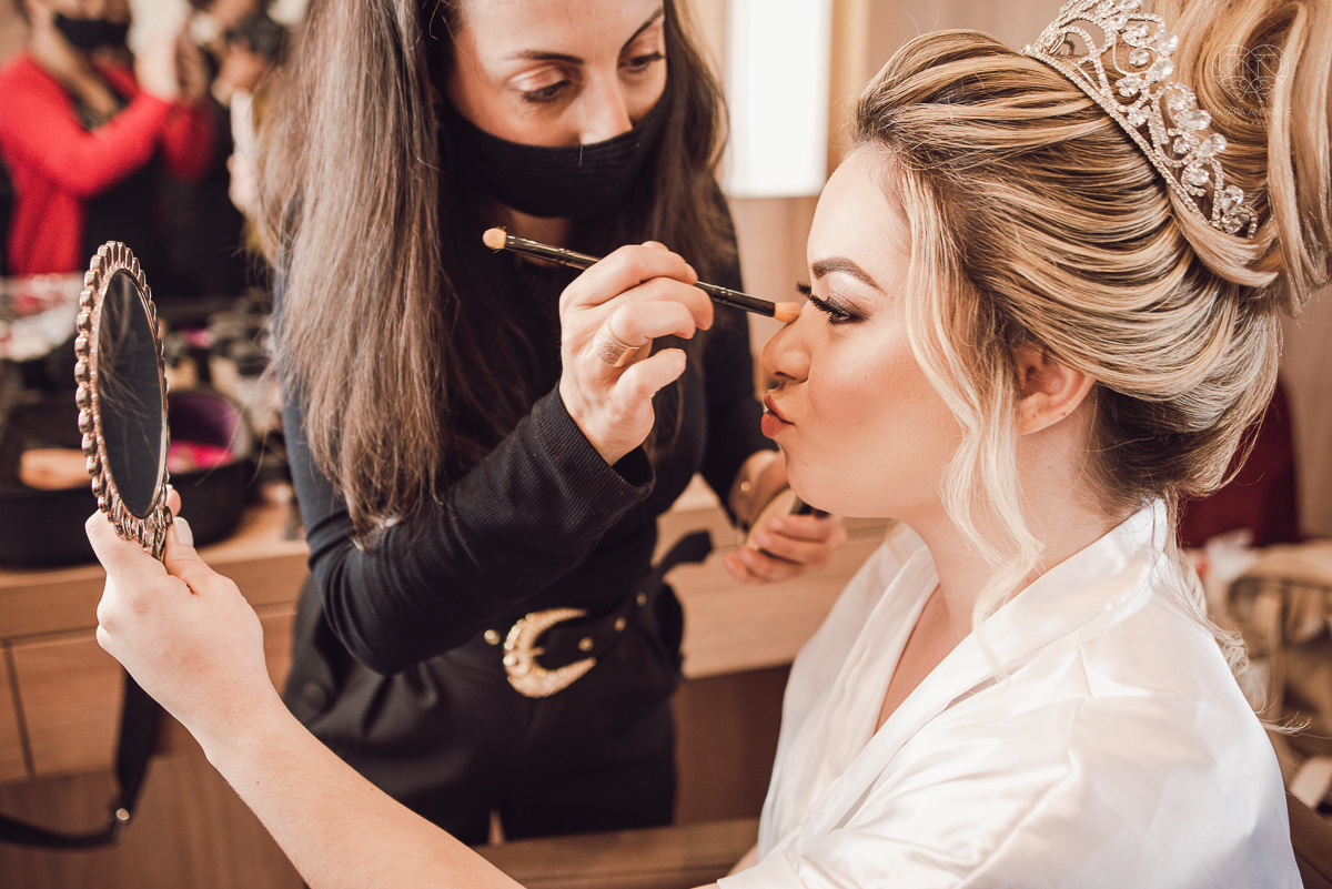casamento classico emsantos com noivo de terno azul e noiva princesa fotos da fotografa premiada Nayara Andrade no coraçao de maria em santos igreja e festa no Sirio Libanes wedding centro de santos sao paulo