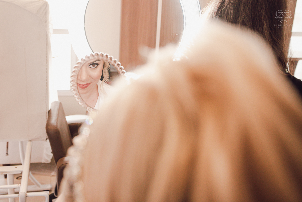 casamento classico emsantos com noivo de terno azul e noiva princesa fotos da fotografa premiada Nayara Andrade no coraçao de maria em santos igreja e festa no Sirio Libanes wedding centro de santos sao paulo