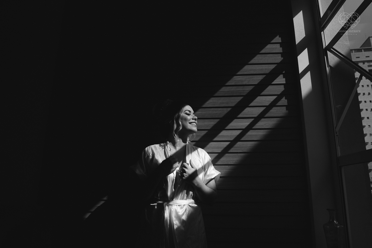 casamento classico emsantos com noivo de terno azul e noiva princesa fotos da fotografa premiada Nayara Andrade no coraçao de maria em santos igreja e festa no Sirio Libanes wedding centro de santos sao paulo