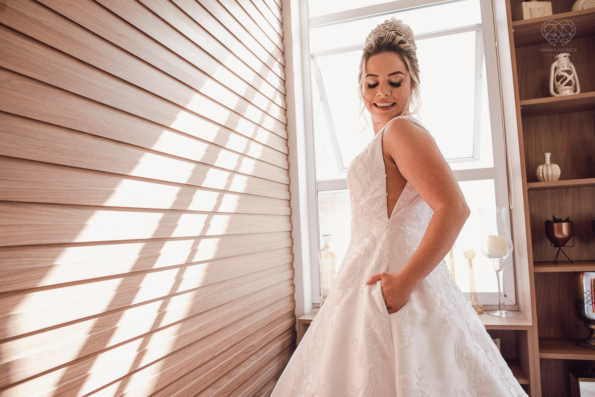 casamento classico emsantos com noivo de terno azul e noiva princesa fotos da fotografa premiada Nayara Andrade no coraçao de maria em santos igreja e festa no Sirio Libanes wedding centro de santos sao paulo