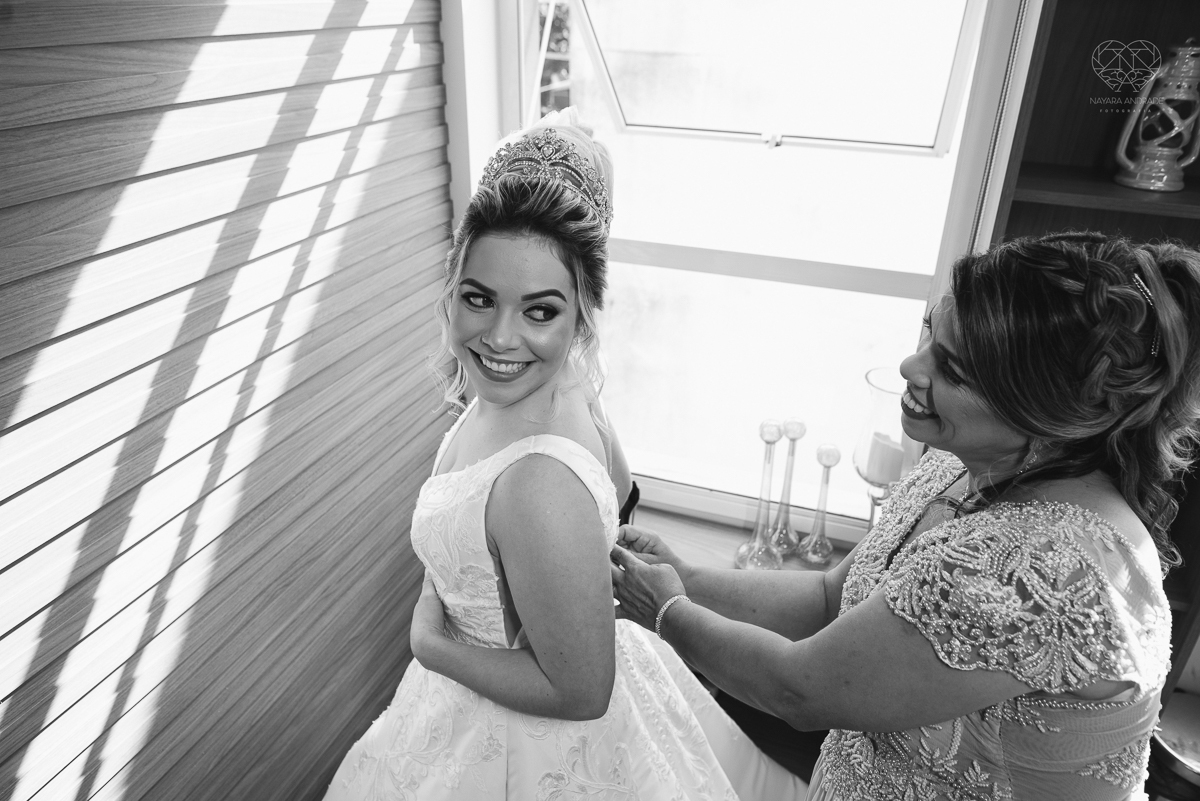 casamento classico emsantos com noivo de terno azul e noiva princesa fotos da fotografa premiada Nayara Andrade no coraçao de maria em santos igreja e festa no Sirio Libanes wedding centro de santos sao paulo