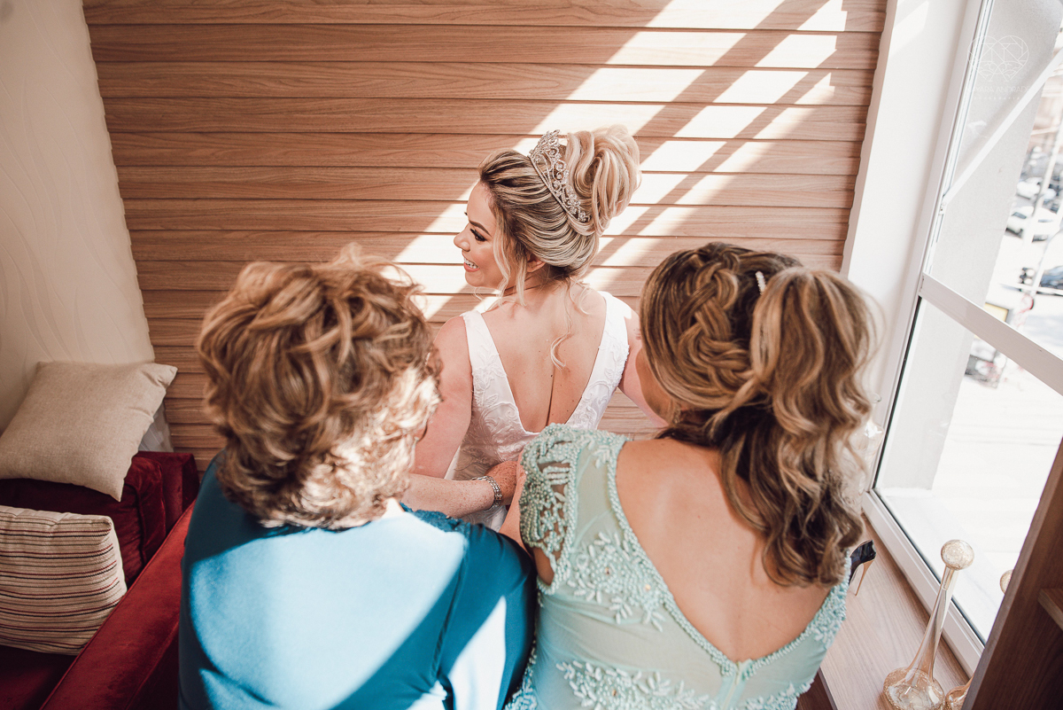 casamento classico emsantos com noivo de terno azul e noiva princesa fotos da fotografa premiada Nayara Andrade no coraçao de maria em santos igreja e festa no Sirio Libanes wedding centro de santos sao paulo