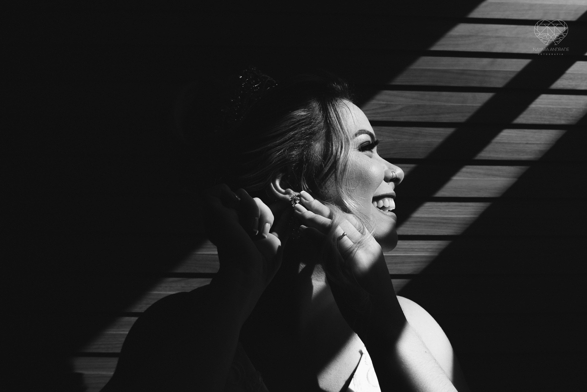 casamento classico emsantos com noivo de terno azul e noiva princesa fotos da fotografa premiada Nayara Andrade no coraçao de maria em santos igreja e festa no Sirio Libanes wedding centro de santos sao paulo