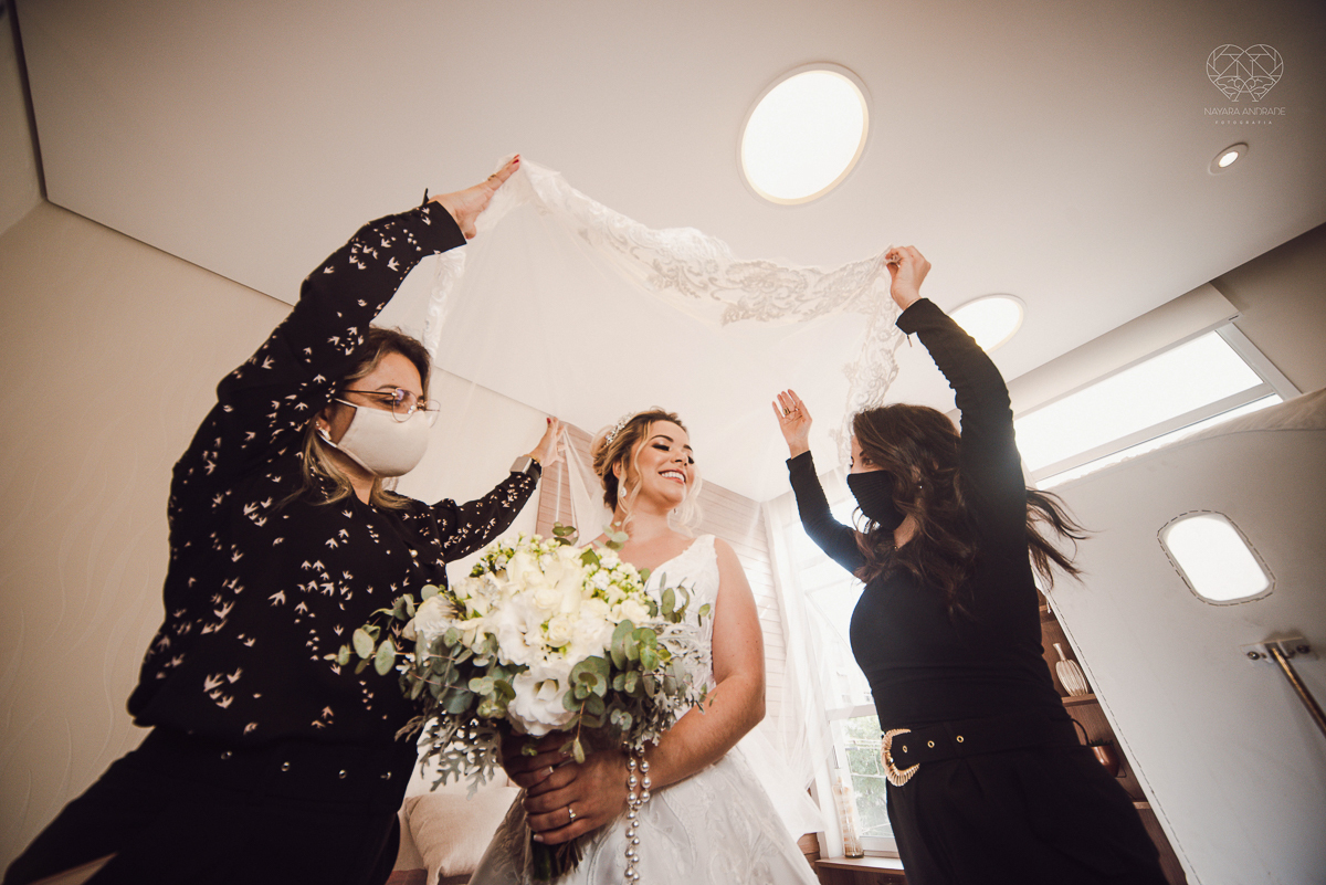 casamento classico emsantos com noivo de terno azul e noiva princesa fotos da fotografa premiada Nayara Andrade no coraçao de maria em santos igreja e festa no Sirio Libanes wedding centro de santos sao paulo