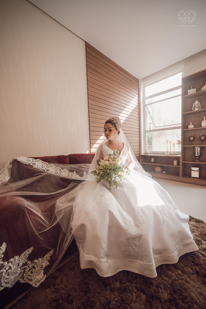 casamento classico emsantos com noivo de terno azul e noiva princesa fotos da fotografa premiada Nayara Andrade no coraçao de maria em santos igreja e festa no Sirio Libanes wedding centro de santos sao paulo