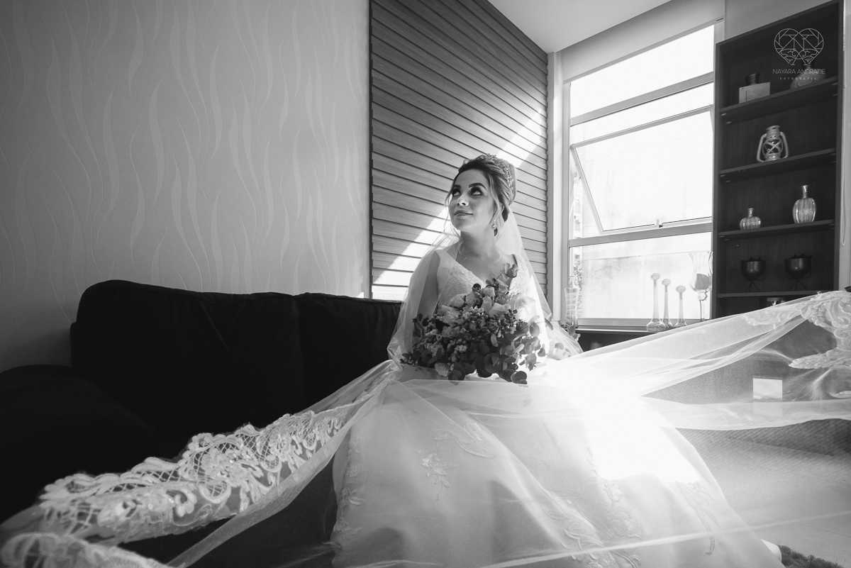 casamento classico emsantos com noivo de terno azul e noiva princesa fotos da fotografa premiada Nayara Andrade no coraçao de maria em santos igreja e festa no Sirio Libanes wedding centro de santos sao paulo