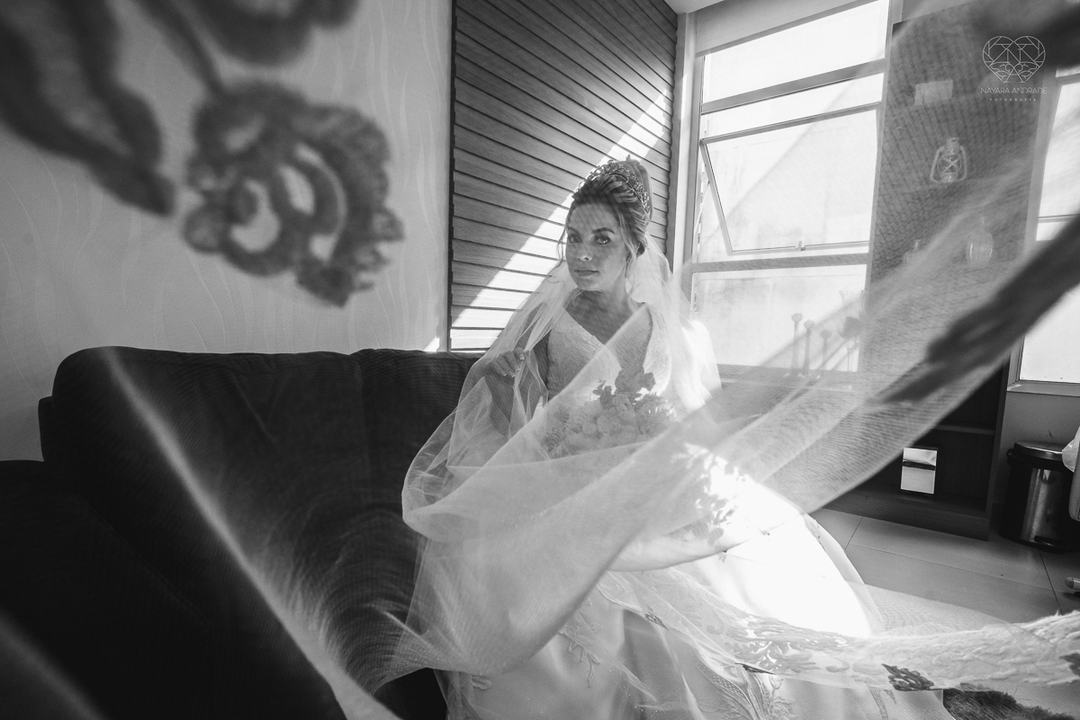 casamento classico emsantos com noivo de terno azul e noiva princesa fotos da fotografa premiada Nayara Andrade no coraçao de maria em santos igreja e festa no Sirio Libanes wedding centro de santos sao paulo