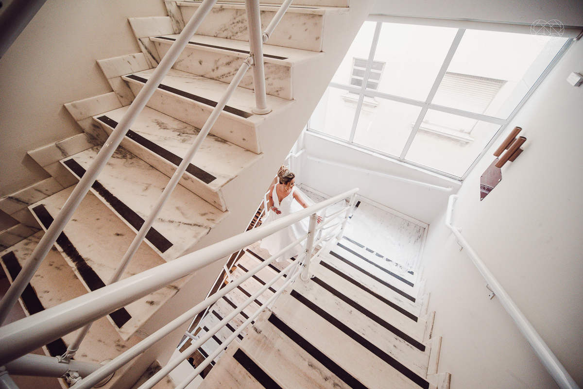 casamento classico emsantos com noivo de terno azul e noiva princesa fotos da fotografa premiada Nayara Andrade no coraçao de maria em santos igreja e festa no Sirio Libanes wedding centro de santos sao paulo