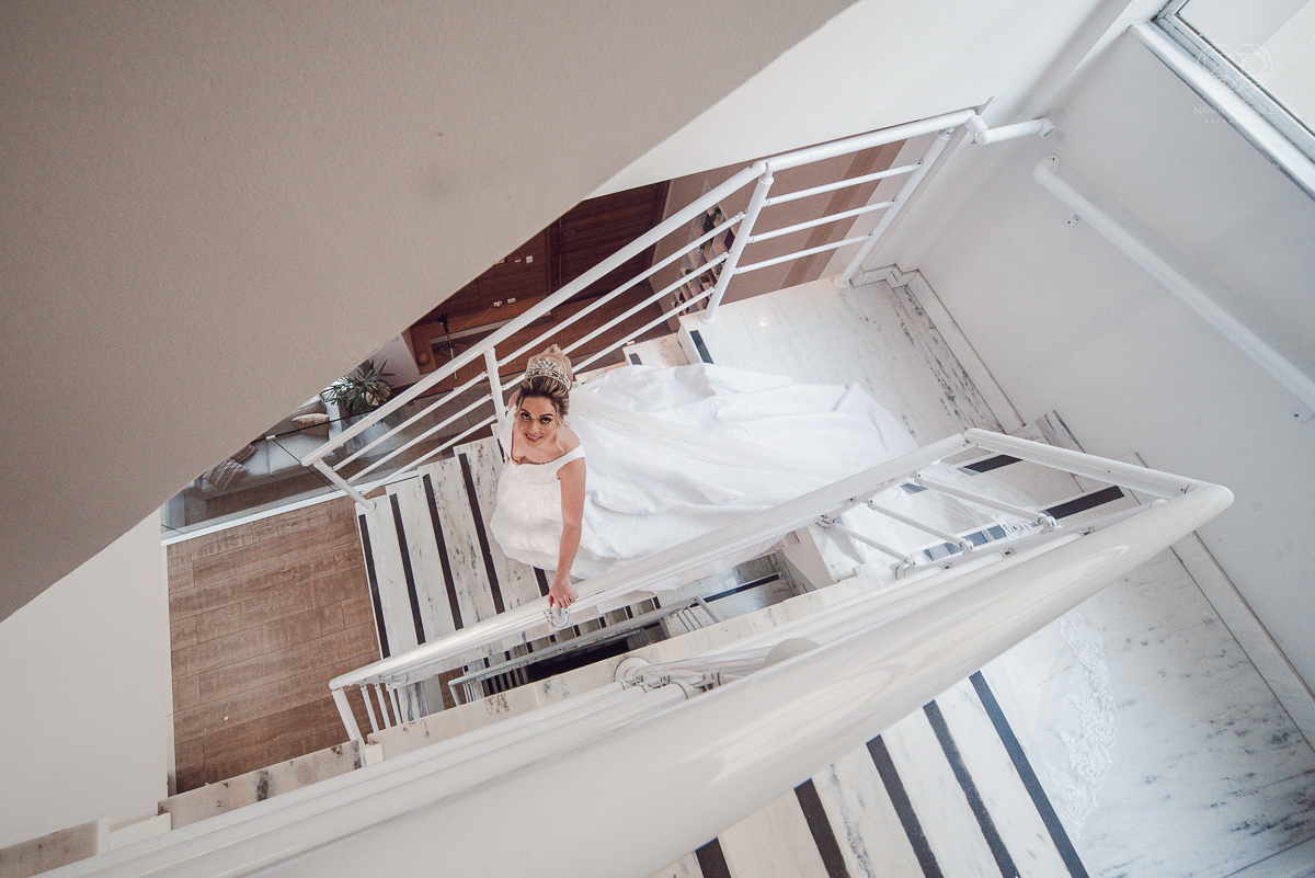 casamento classico emsantos com noivo de terno azul e noiva princesa fotos da fotografa premiada Nayara Andrade no coraçao de maria em santos igreja e festa no Sirio Libanes wedding centro de santos sao paulo