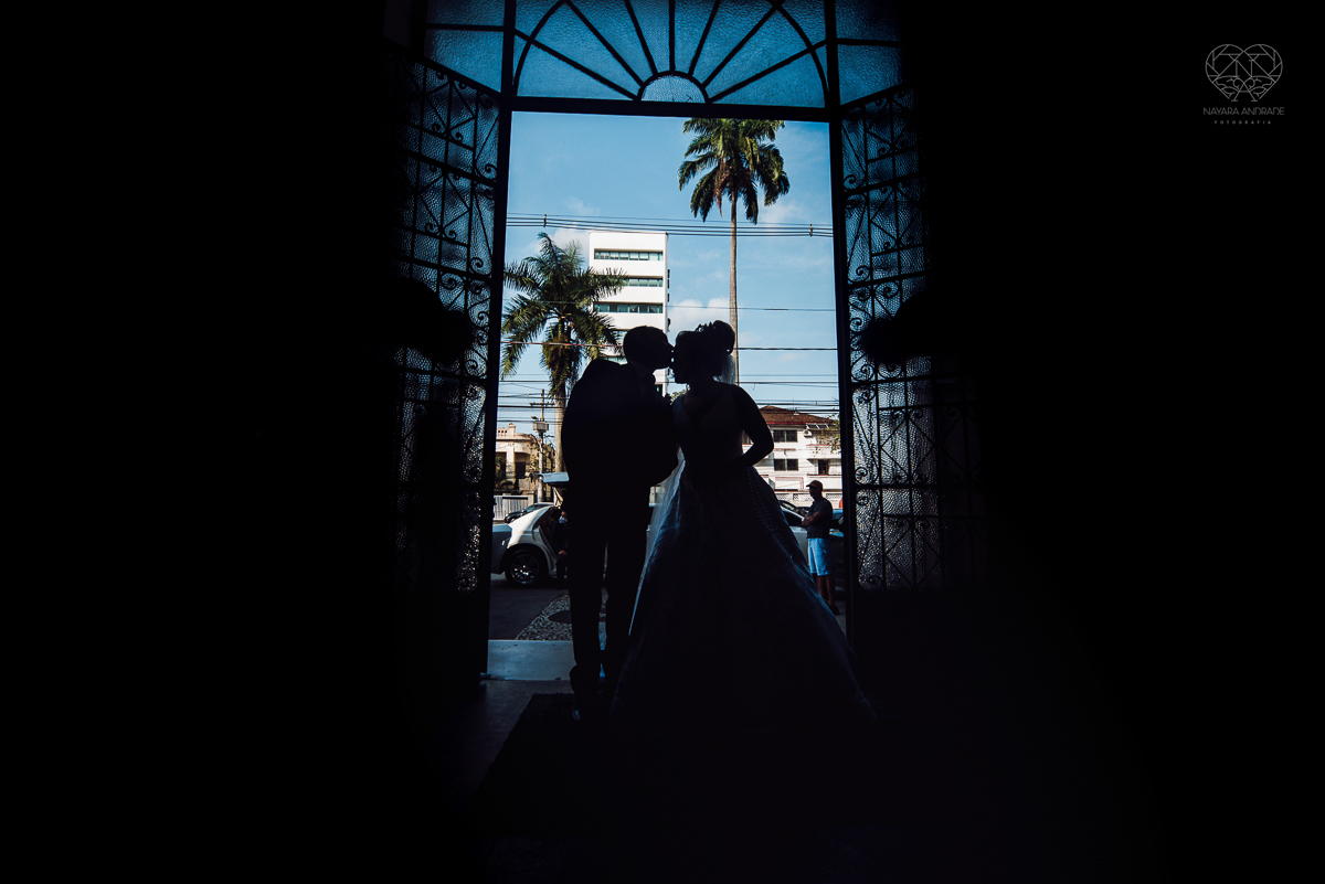 casamento classico emsantos com noivo de terno azul e noiva princesa fotos da fotografa premiada Nayara Andrade no coraçao de maria em santos igreja e festa no Sirio Libanes wedding centro de santos sao paulo