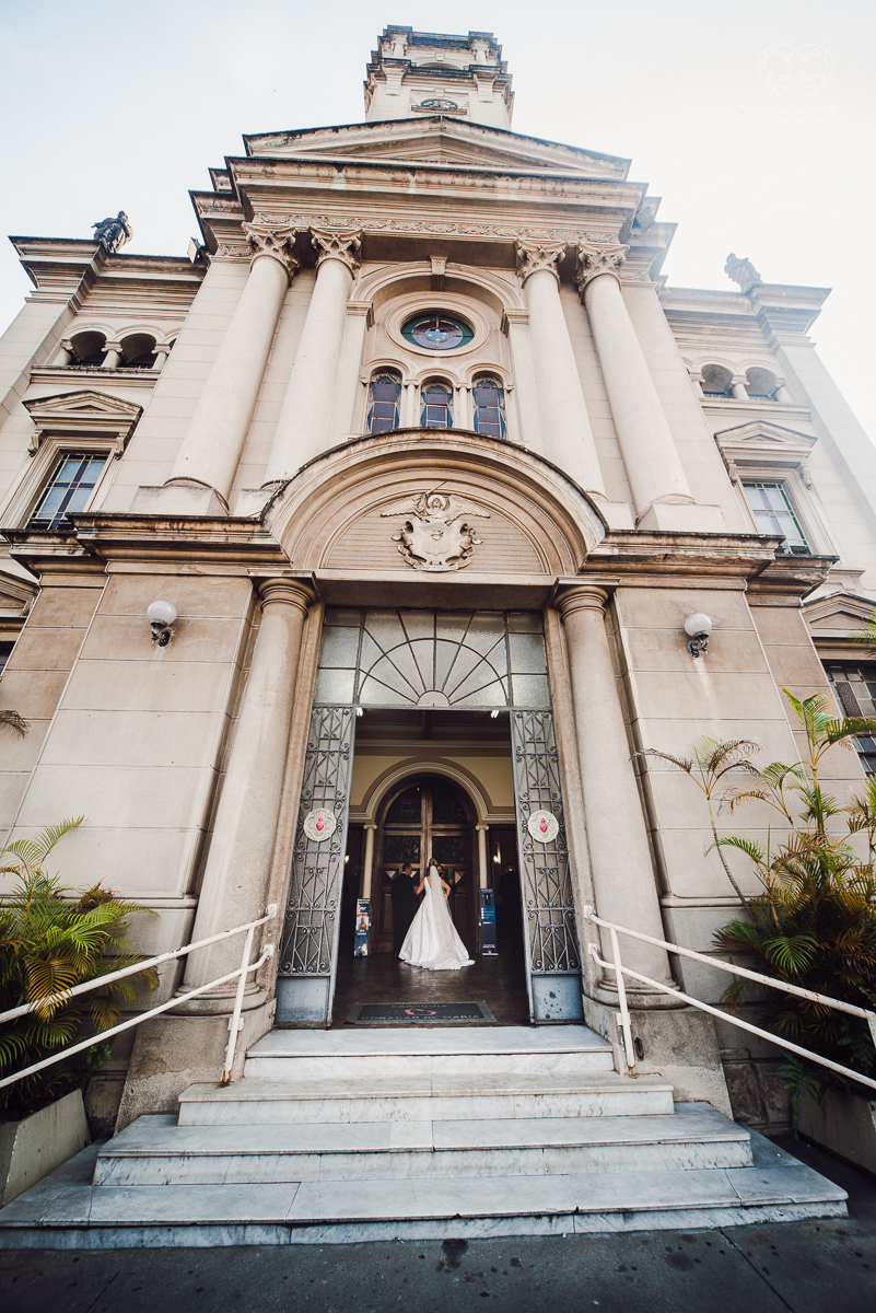 casamento classico emsantos com noivo de terno azul e noiva princesa fotos da fotografa premiada Nayara Andrade no coraçao de maria em santos igreja e festa no Sirio Libanes wedding centro de santos sao paulo
