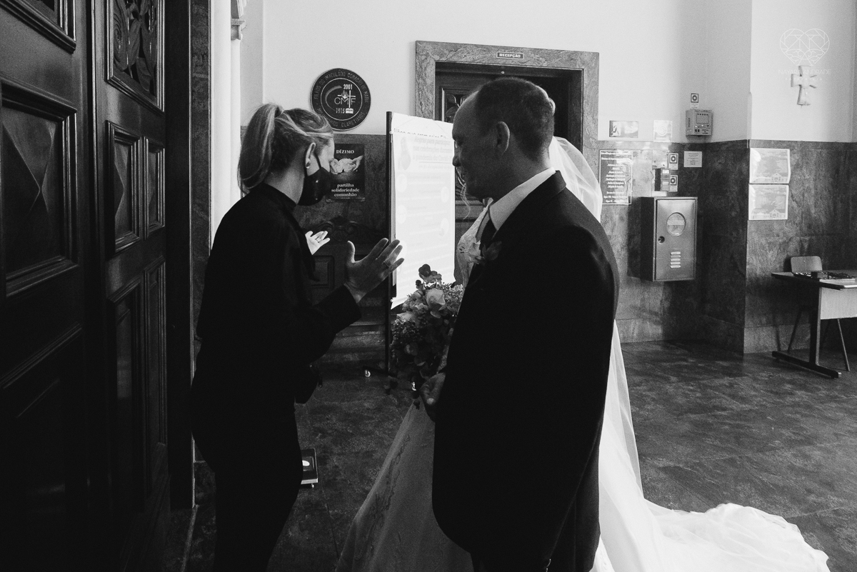 casamento classico emsantos com noivo de terno azul e noiva princesa fotos da fotografa premiada Nayara Andrade no coraçao de maria em santos igreja e festa no Sirio Libanes wedding centro de santos sao paulo