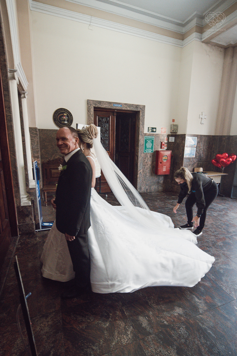 casamento classico emsantos com noivo de terno azul e noiva princesa fotos da fotografa premiada Nayara Andrade no coraçao de maria em santos igreja e festa no Sirio Libanes wedding centro de santos sao paulo