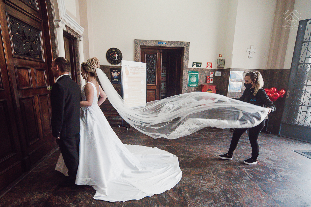 casamento classico emsantos com noivo de terno azul e noiva princesa fotos da fotografa premiada Nayara Andrade no coraçao de maria em santos igreja e festa no Sirio Libanes wedding centro de santos sao paulo