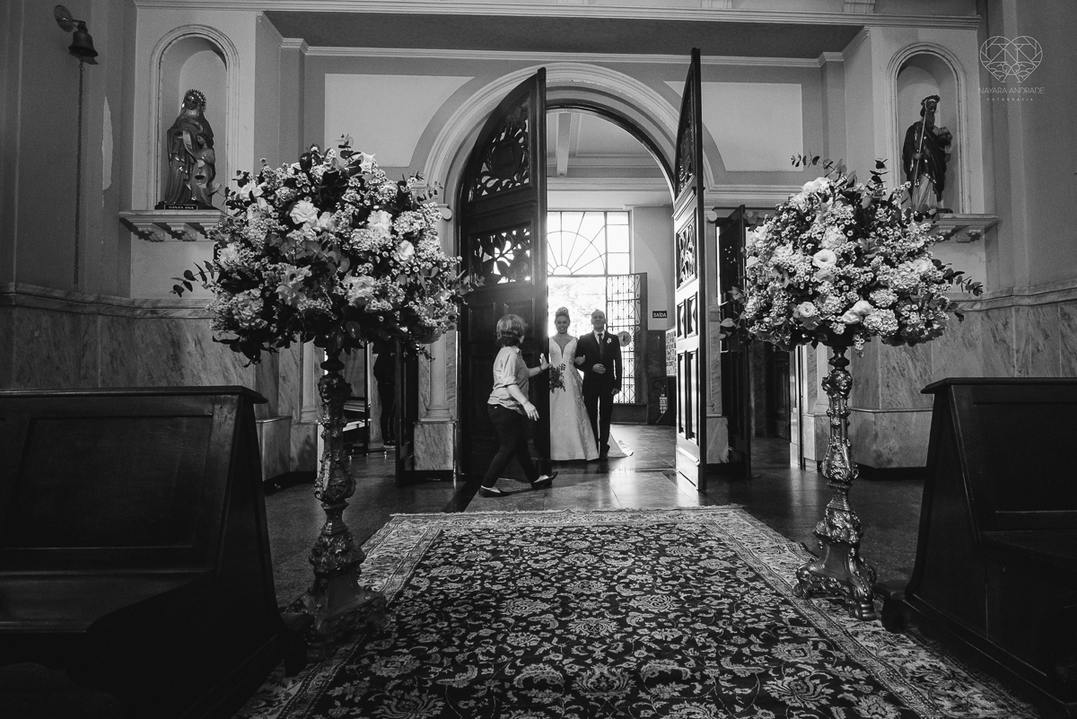 casamento classico emsantos com noivo de terno azul e noiva princesa fotos da fotografa premiada Nayara Andrade no coraçao de maria em santos igreja e festa no Sirio Libanes wedding centro de santos sao paulo
