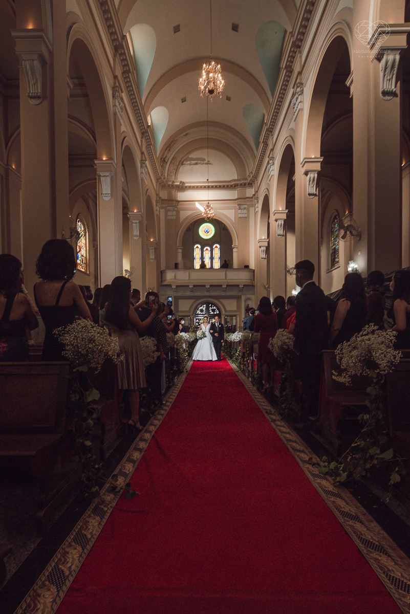 casamento classico emsantos com noivo de terno azul e noiva princesa fotos da fotografa premiada Nayara Andrade no coraçao de maria em santos igreja e festa no Sirio Libanes wedding centro de santos sao paulo