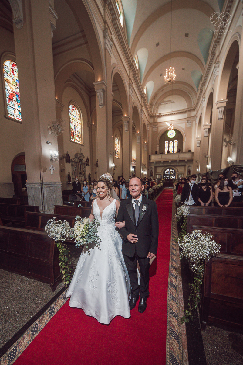 casamento classico emsantos com noivo de terno azul e noiva princesa fotos da fotografa premiada Nayara Andrade no coraçao de maria em santos igreja e festa no Sirio Libanes wedding centro de santos sao paulo