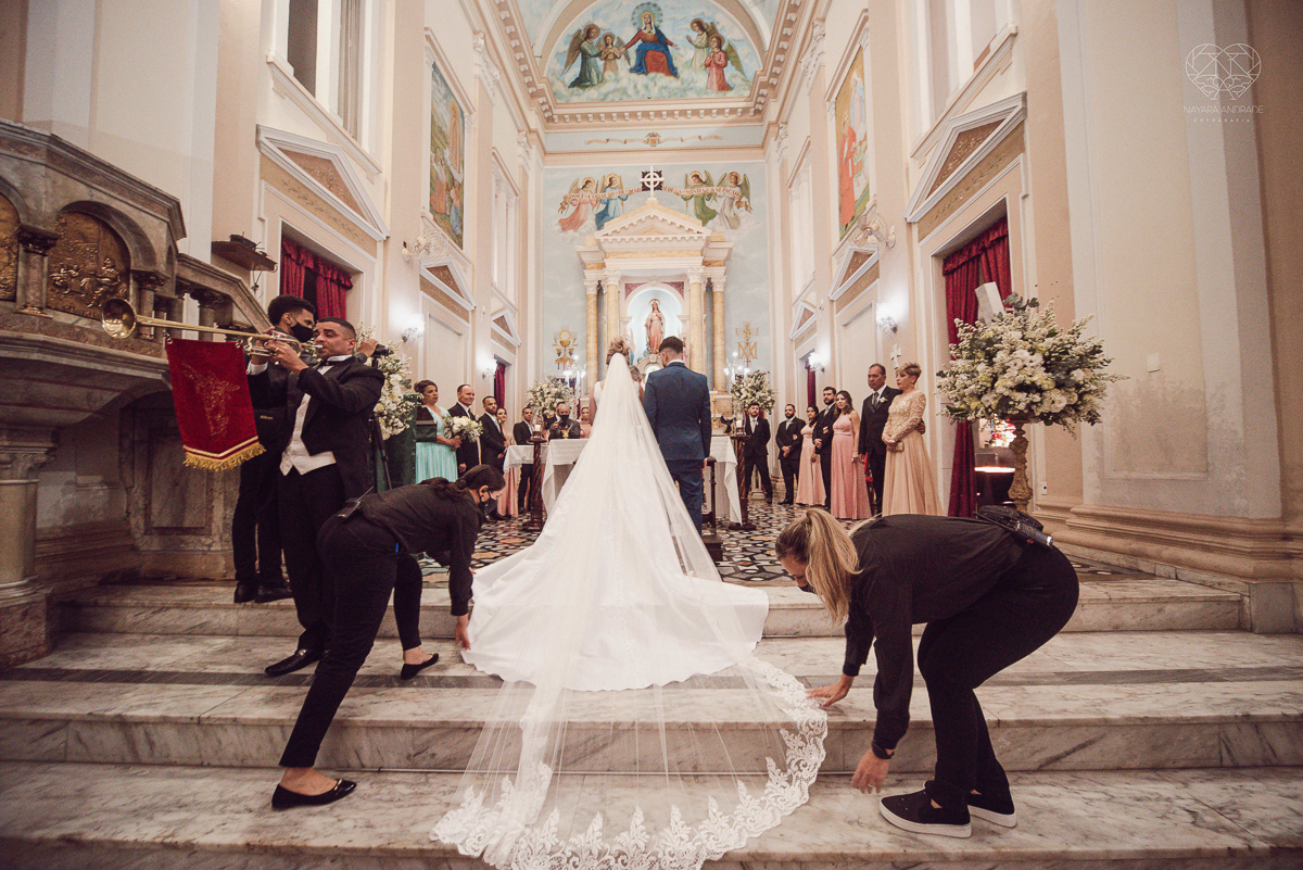 casamento classico emsantos com noivo de terno azul e noiva princesa fotos da fotografa premiada Nayara Andrade no coraçao de maria em santos igreja e festa no Sirio Libanes wedding centro de santos sao paulo