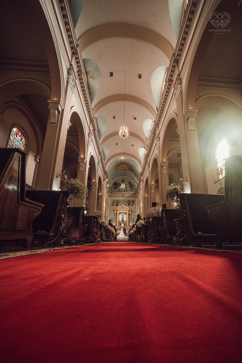 casamento classico emsantos com noivo de terno azul e noiva princesa fotos da fotografa premiada Nayara Andrade no coraçao de maria em santos igreja e festa no Sirio Libanes wedding centro de santos sao paulo