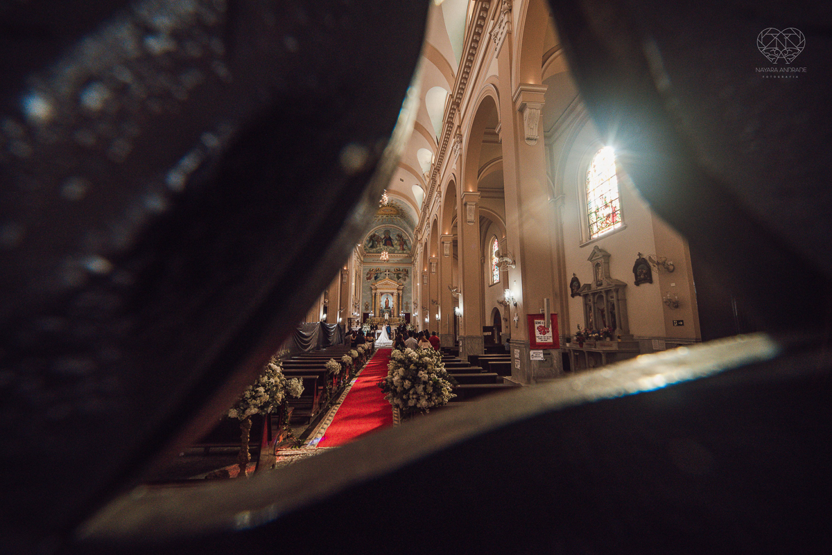 casamento classico emsantos com noivo de terno azul e noiva princesa fotos da fotografa premiada Nayara Andrade no coraçao de maria em santos igreja e festa no Sirio Libanes wedding centro de santos sao paulo