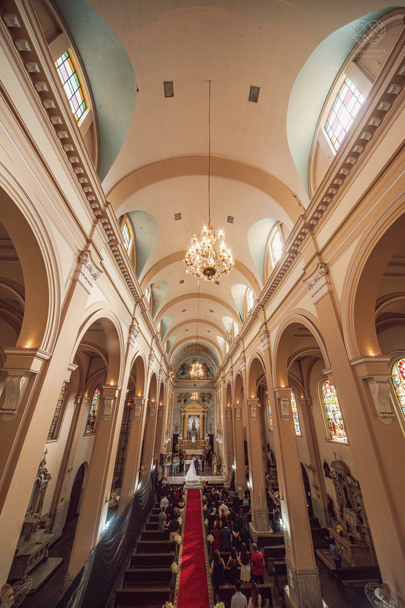 casamento classico emsantos com noivo de terno azul e noiva princesa fotos da fotografa premiada Nayara Andrade no coraçao de maria em santos igreja e festa no Sirio Libanes wedding centro de santos sao paulo