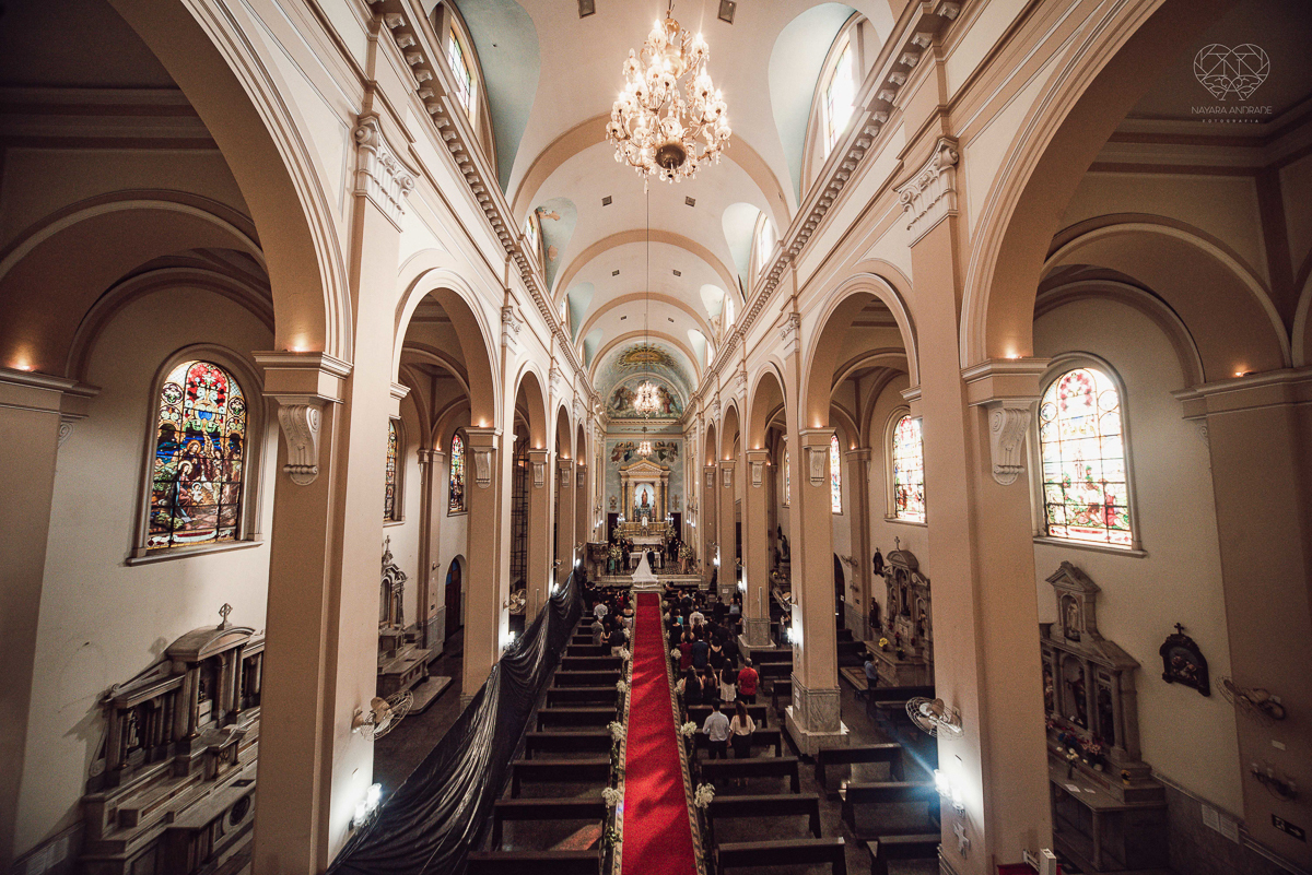 casamento classico emsantos com noivo de terno azul e noiva princesa fotos da fotografa premiada Nayara Andrade no coraçao de maria em santos igreja e festa no Sirio Libanes wedding centro de santos sao paulo