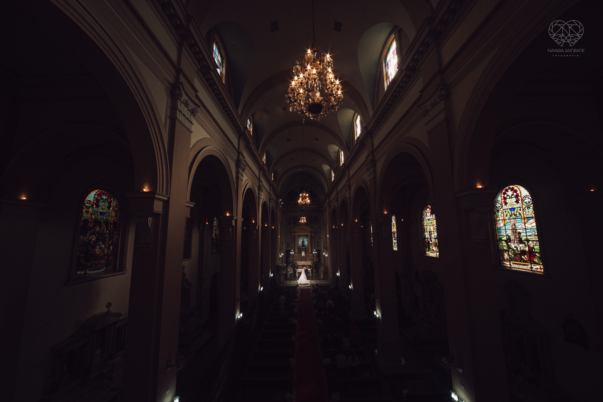 casamento classico emsantos com noivo de terno azul e noiva princesa fotos da fotografa premiada Nayara Andrade no coraçao de maria em santos igreja e festa no Sirio Libanes wedding centro de santos sao paulo