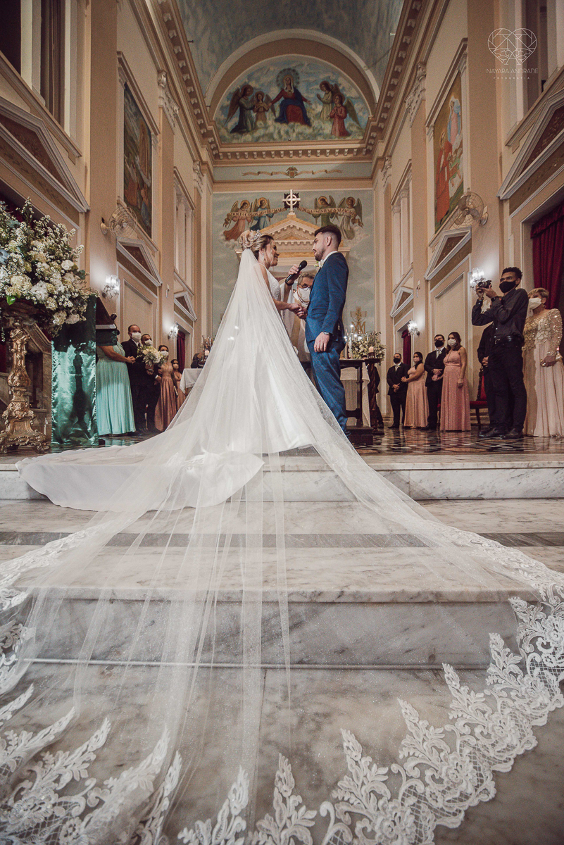 casamento classico emsantos com noivo de terno azul e noiva princesa fotos da fotografa premiada Nayara Andrade no coraçao de maria em santos igreja e festa no Sirio Libanes wedding centro de santos sao paulo