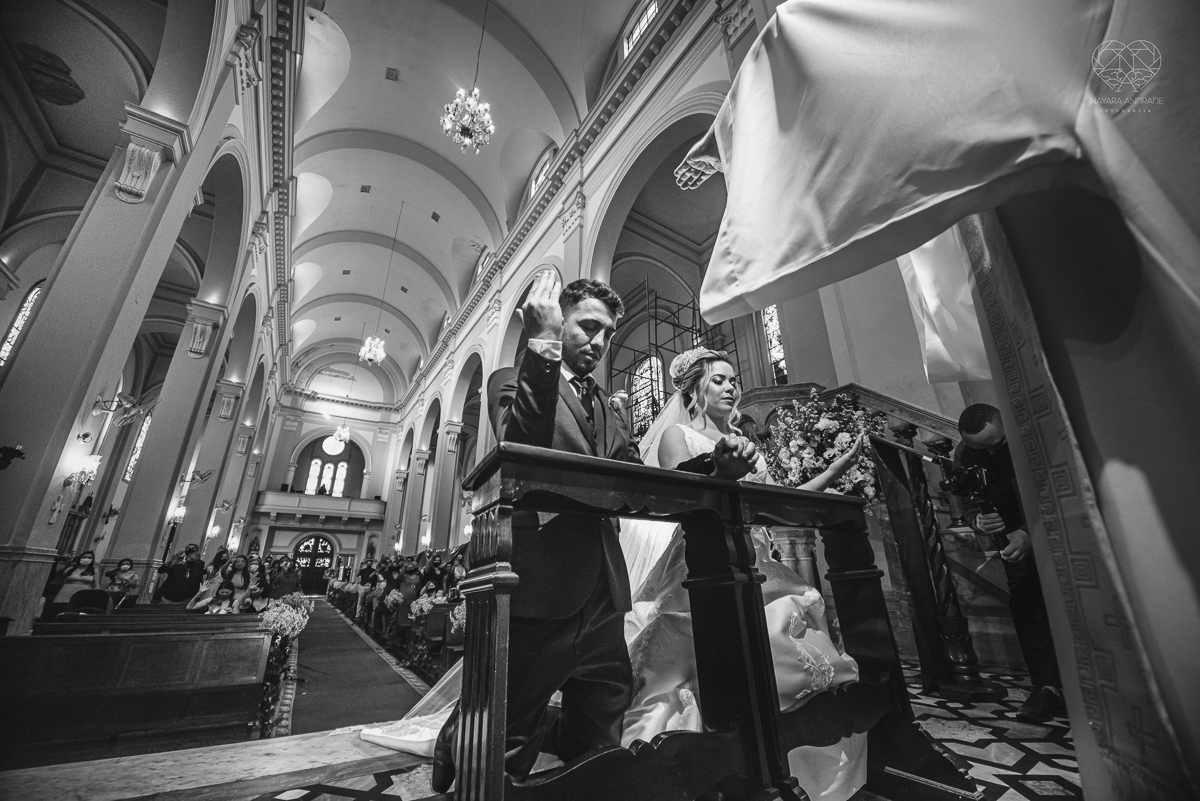 casamento classico emsantos com noivo de terno azul e noiva princesa fotos da fotografa premiada Nayara Andrade no coraçao de maria em santos igreja e festa no Sirio Libanes wedding centro de santos sao paulo