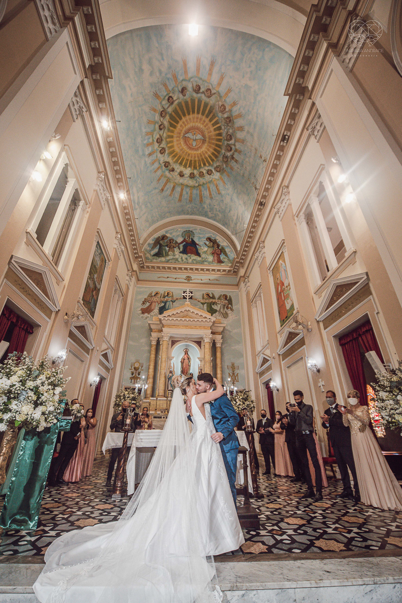 casamento classico emsantos com noivo de terno azul e noiva princesa fotos da fotografa premiada Nayara Andrade no coraçao de maria em santos igreja e festa no Sirio Libanes wedding centro de santos sao paulo