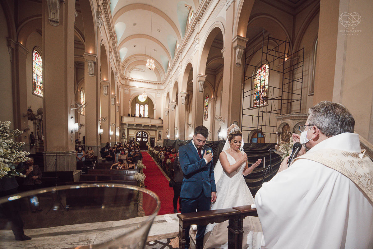 casamento classico emsantos com noivo de terno azul e noiva princesa fotos da fotografa premiada Nayara Andrade no coraçao de maria em santos igreja e festa no Sirio Libanes wedding centro de santos sao paulo