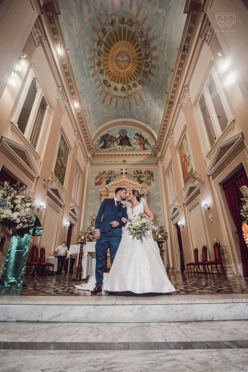 casamento classico emsantos com noivo de terno azul e noiva princesa fotos da fotografa premiada Nayara Andrade no coraçao de maria em santos igreja e festa no Sirio Libanes wedding centro de santos sao paulo