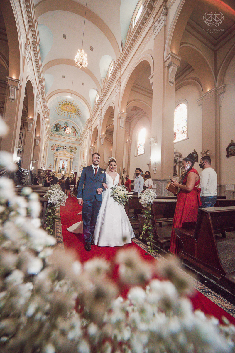 casamento classico emsantos com noivo de terno azul e noiva princesa fotos da fotografa premiada Nayara Andrade no coraçao de maria em santos igreja e festa no Sirio Libanes wedding centro de santos sao paulo