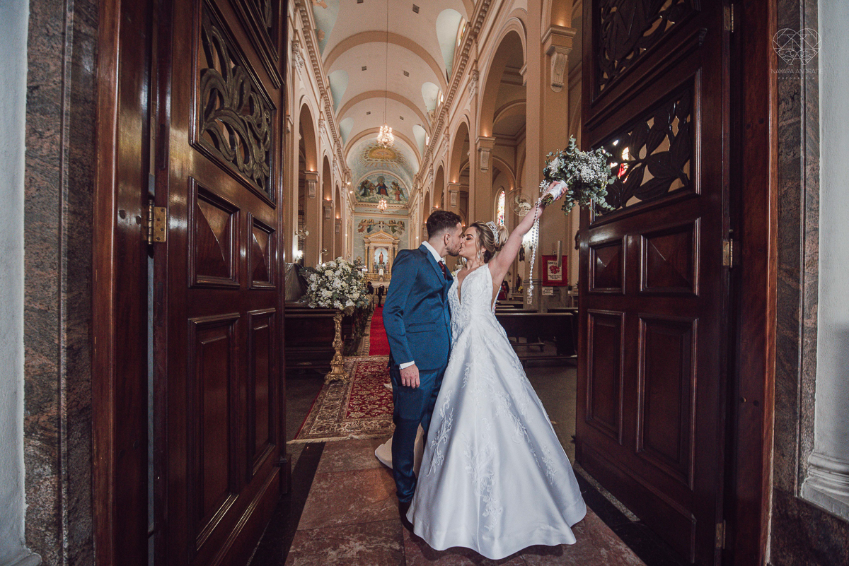 casamento classico emsantos com noivo de terno azul e noiva princesa fotos da fotografa premiada Nayara Andrade no coraçao de maria em santos igreja e festa no Sirio Libanes wedding centro de santos sao paulo
