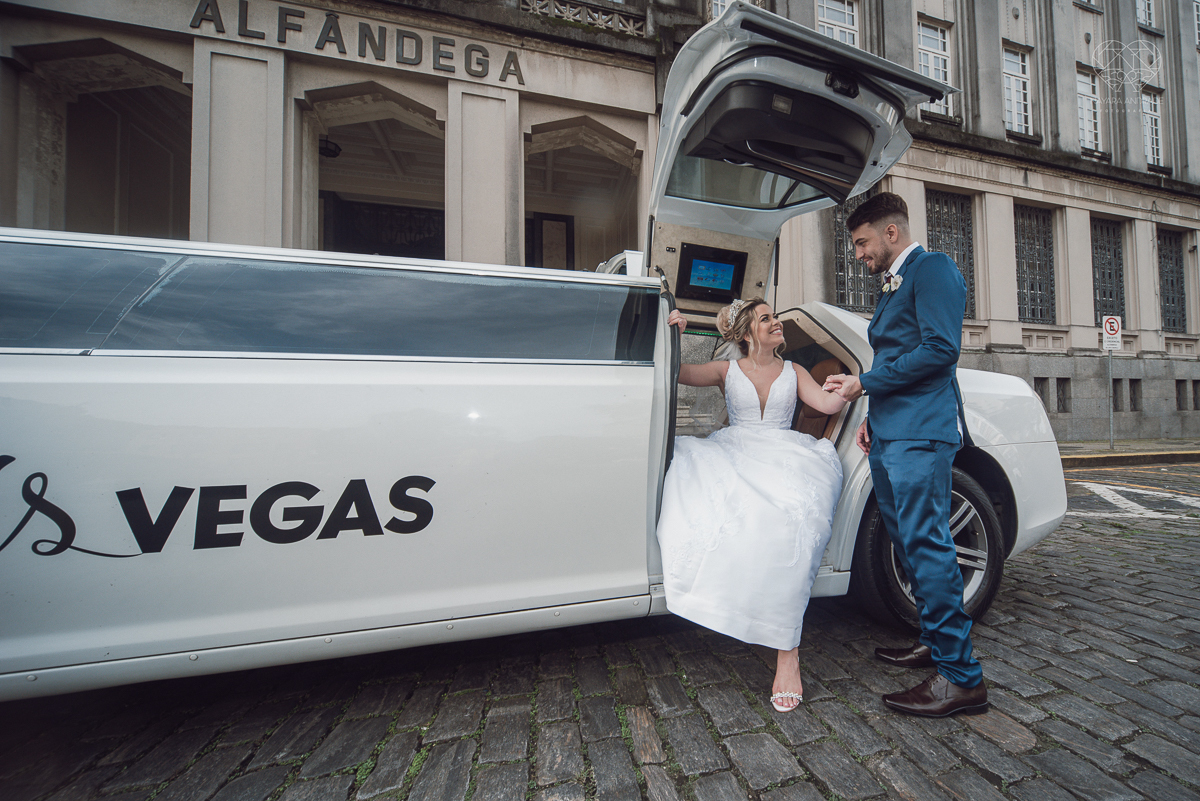 casamento classico emsantos com noivo de terno azul e noiva princesa fotos da fotografa premiada Nayara Andrade no coraçao de maria em santos igreja e festa no Sirio Libanes wedding centro de santos sao paulo