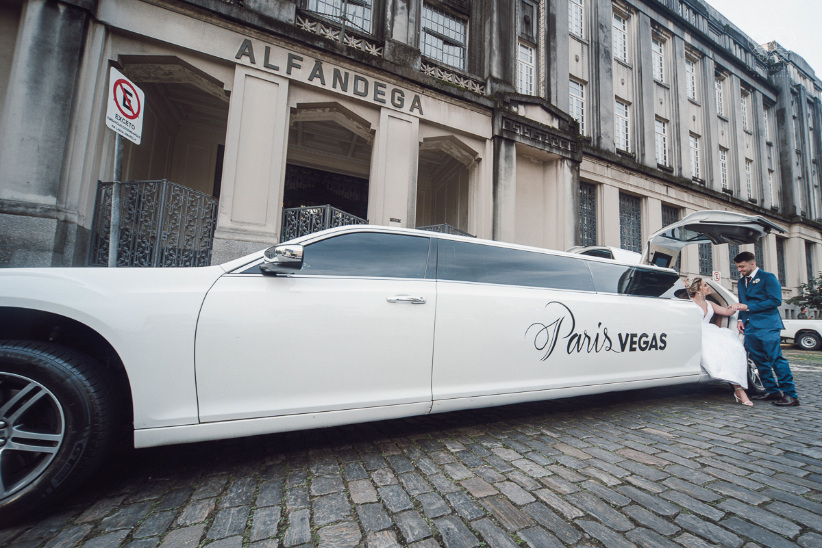casamento classico emsantos com noivo de terno azul e noiva princesa fotos da fotografa premiada Nayara Andrade no coraçao de maria em santos igreja e festa no Sirio Libanes wedding centro de santos sao paulo