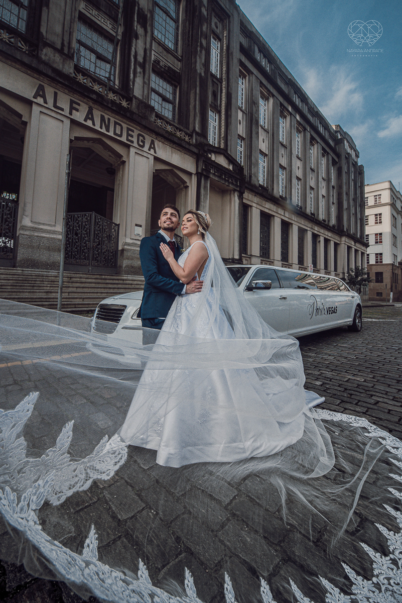 casamento classico emsantos com noivo de terno azul e noiva princesa fotos da fotografa premiada Nayara Andrade no coraçao de maria em santos igreja e festa no Sirio Libanes wedding centro de santos sao paulo