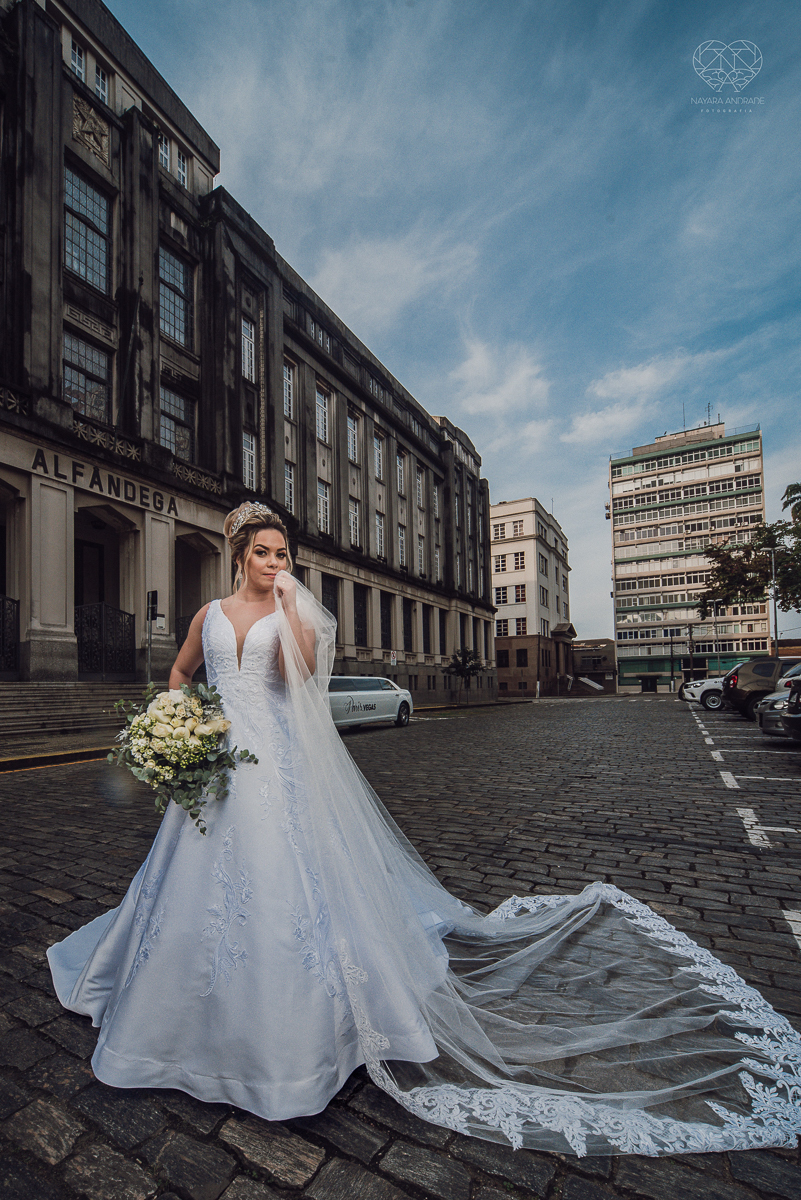 casamento classico emsantos com noivo de terno azul e noiva princesa fotos da fotografa premiada Nayara Andrade no coraçao de maria em santos igreja e festa no Sirio Libanes wedding centro de santos sao paulo