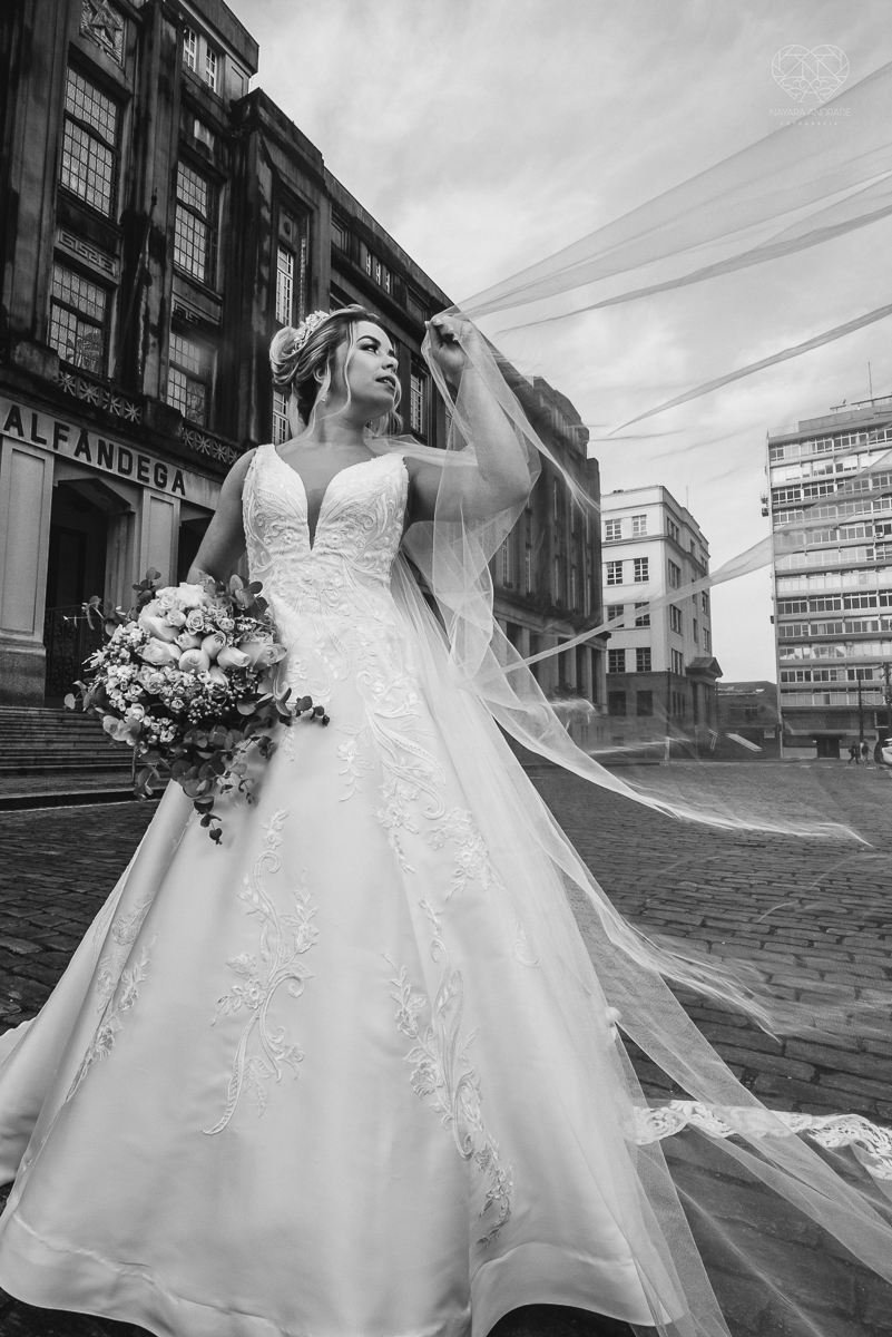 casamento classico emsantos com noivo de terno azul e noiva princesa fotos da fotografa premiada Nayara Andrade no coraçao de maria em santos igreja e festa no Sirio Libanes wedding centro de santos sao paulo