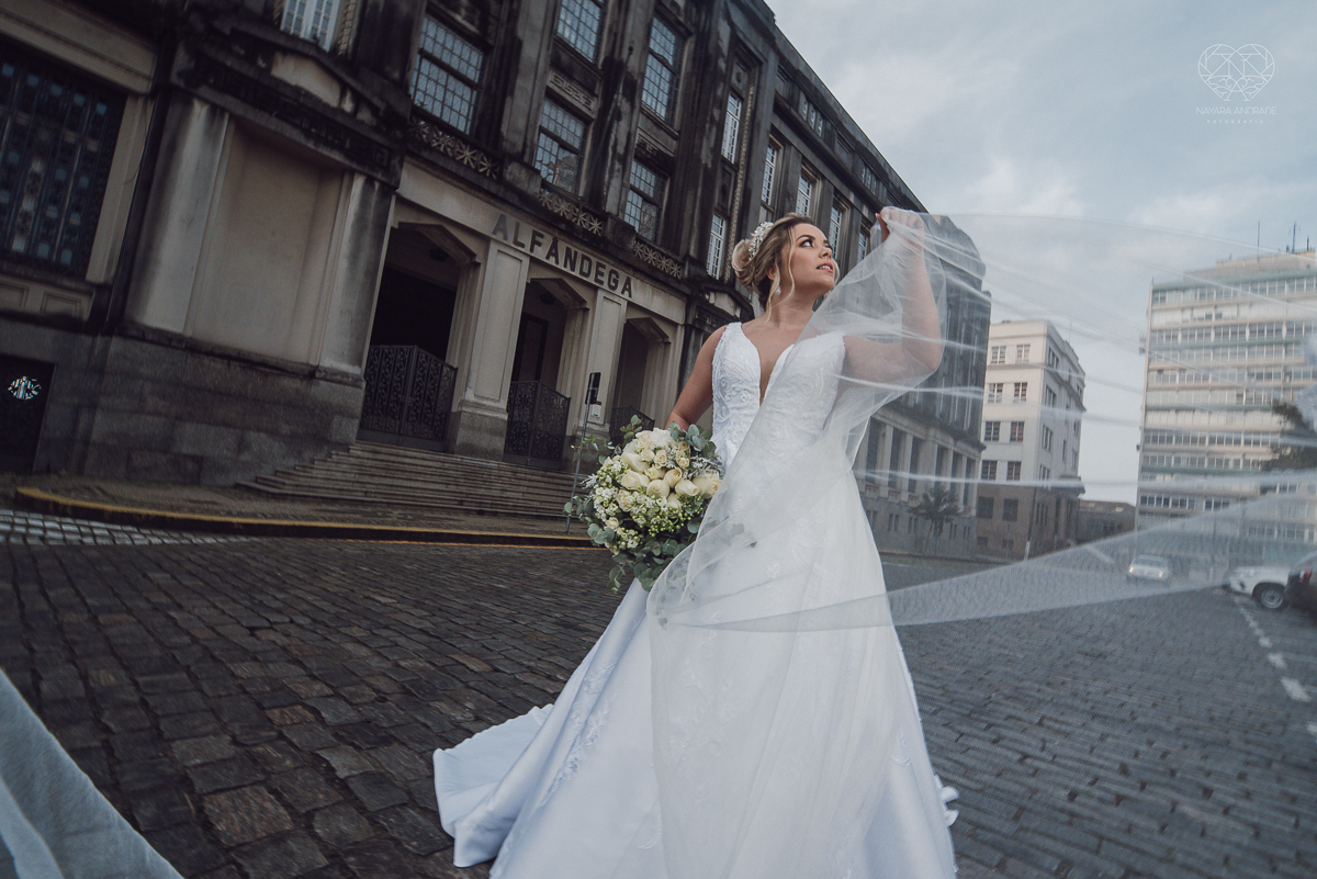 casamento classico emsantos com noivo de terno azul e noiva princesa fotos da fotografa premiada Nayara Andrade no coraçao de maria em santos igreja e festa no Sirio Libanes wedding centro de santos sao paulo