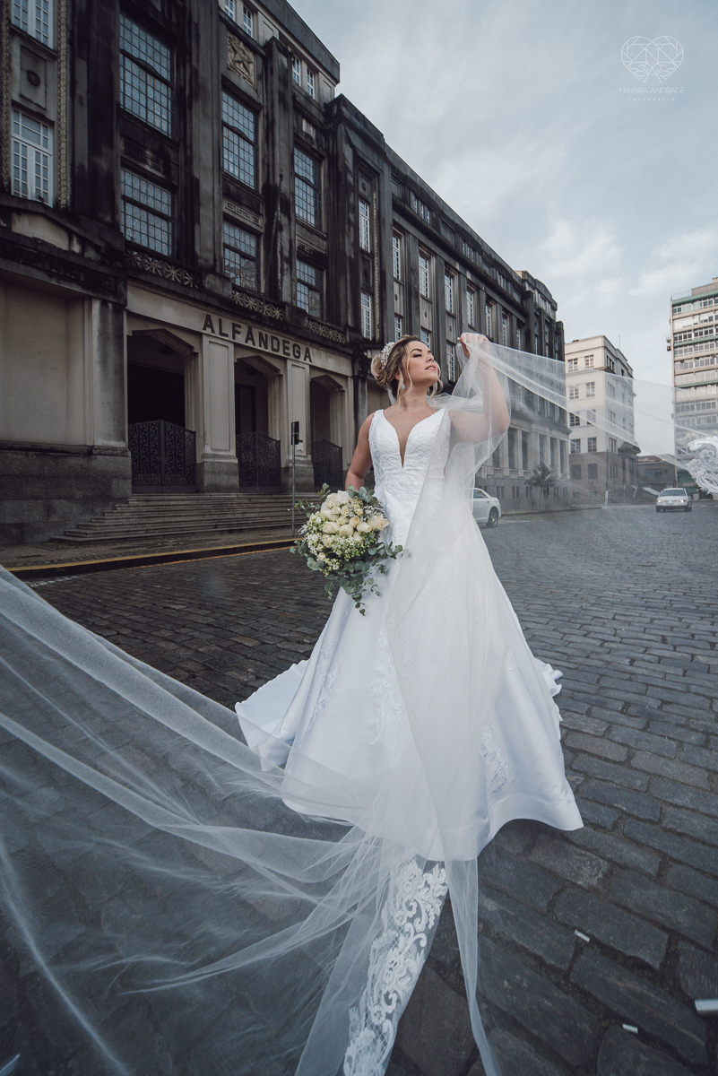 casamento classico emsantos com noivo de terno azul e noiva princesa fotos da fotografa premiada Nayara Andrade no coraçao de maria em santos igreja e festa no Sirio Libanes wedding centro de santos sao paulo