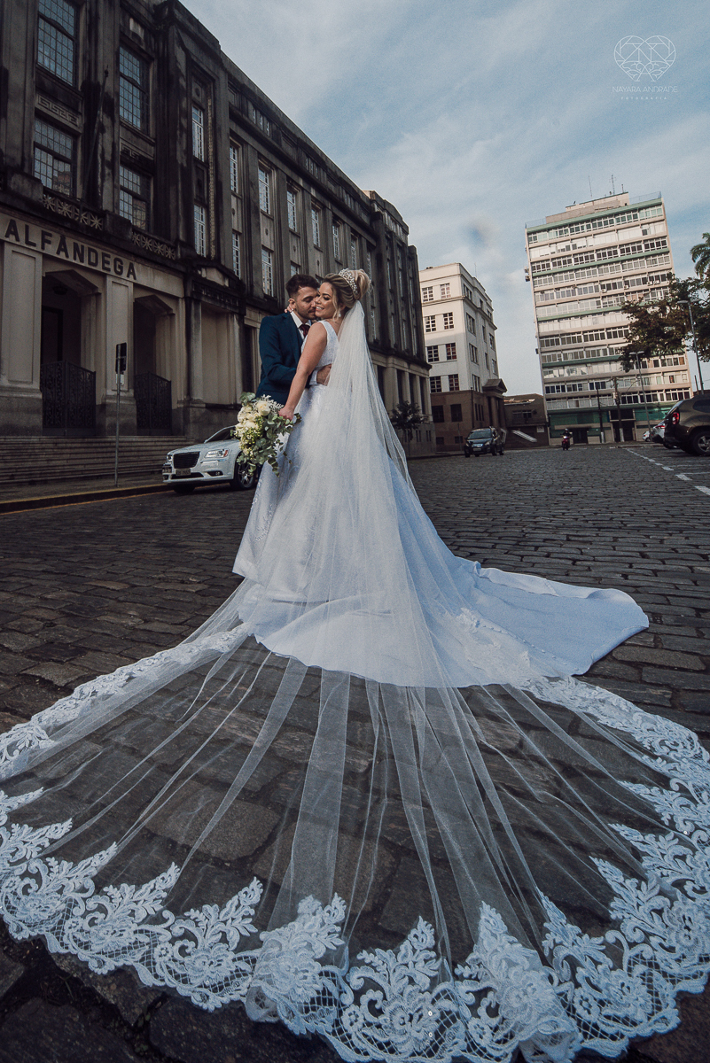 casamento classico emsantos com noivo de terno azul e noiva princesa fotos da fotografa premiada Nayara Andrade no coraçao de maria em santos igreja e festa no Sirio Libanes wedding centro de santos sao paulo