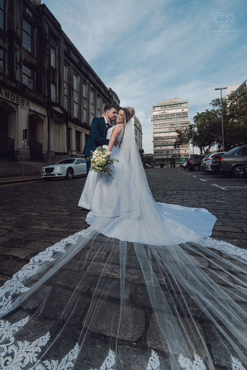 casamento classico emsantos com noivo de terno azul e noiva princesa fotos da fotografa premiada Nayara Andrade no coraçao de maria em santos igreja e festa no Sirio Libanes wedding centro de santos sao paulo