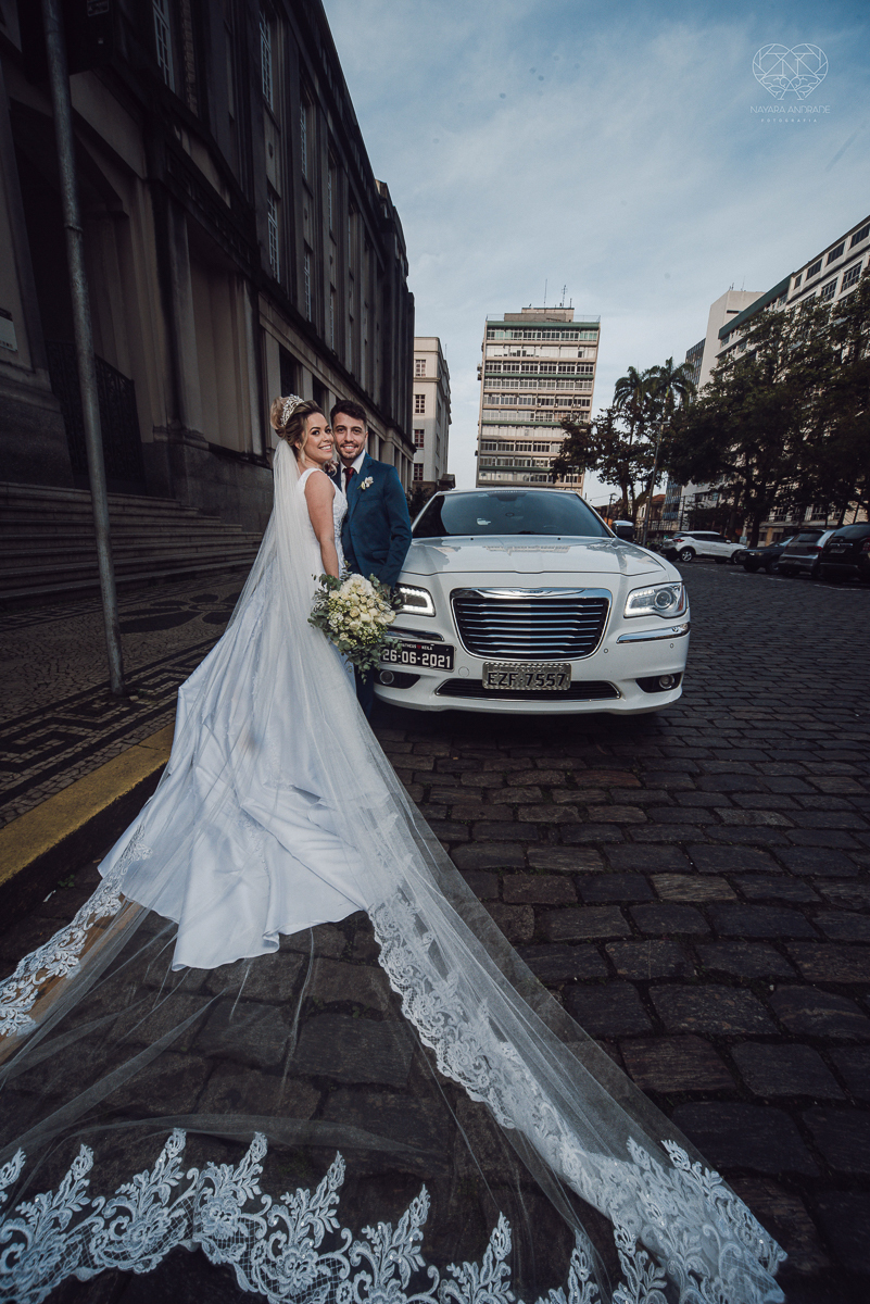 casamento classico emsantos com noivo de terno azul e noiva princesa fotos da fotografa premiada Nayara Andrade no coraçao de maria em santos igreja e festa no Sirio Libanes wedding centro de santos sao paulo