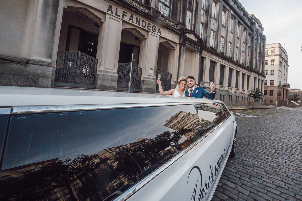 casamento classico emsantos com noivo de terno azul e noiva princesa fotos da fotografa premiada Nayara Andrade no coraçao de maria em santos igreja e festa no Sirio Libanes wedding centro de santos sao paulo