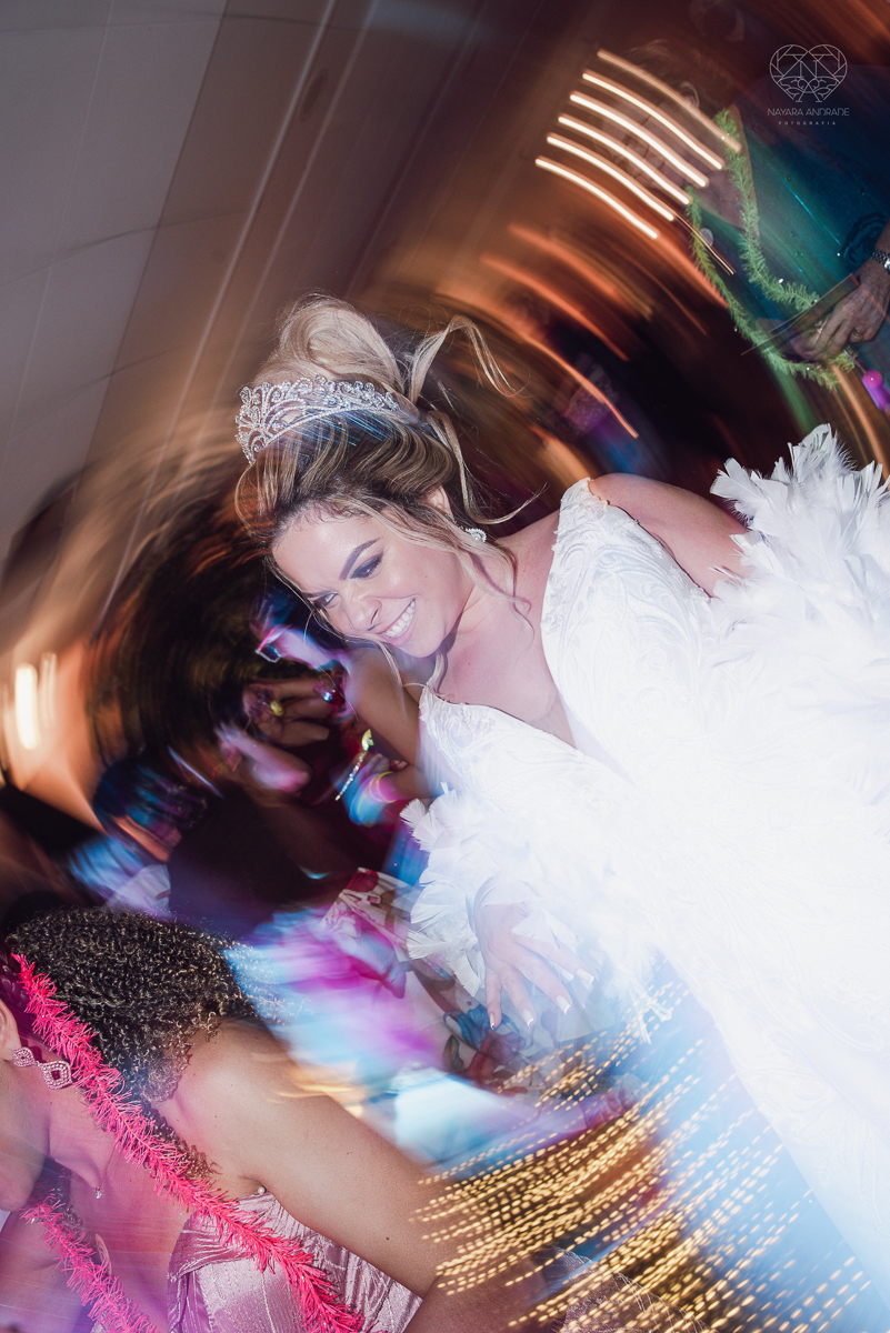 casamento classico emsantos com noivo de terno azul e noiva princesa fotos da fotografa premiada Nayara Andrade no coraçao de maria em santos igreja e festa no Sirio Libanes wedding centro de santos sao paulo