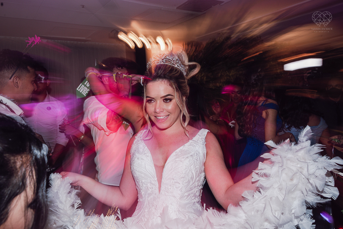 casamento classico emsantos com noivo de terno azul e noiva princesa fotos da fotografa premiada Nayara Andrade no coraçao de maria em santos igreja e festa no Sirio Libanes wedding centro de santos sao paulo