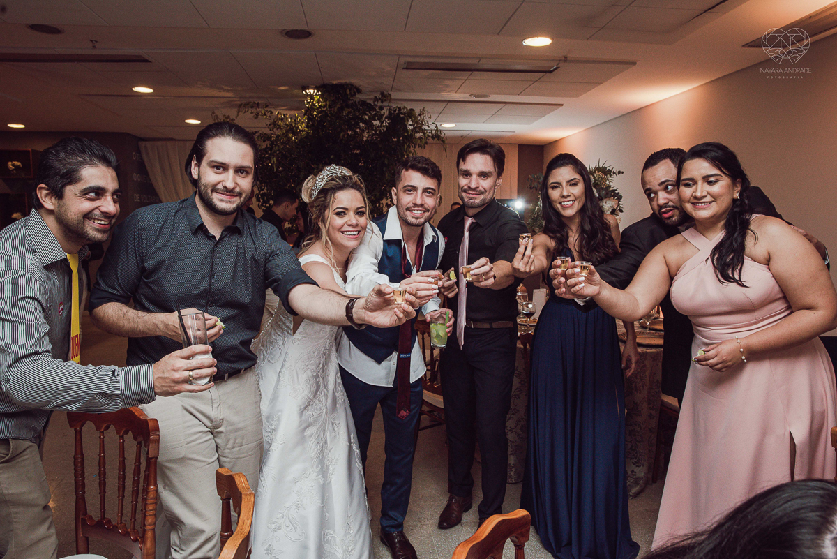 casamento classico emsantos com noivo de terno azul e noiva princesa fotos da fotografa premiada Nayara Andrade no coraçao de maria em santos igreja e festa no Sirio Libanes wedding centro de santos sao paulo