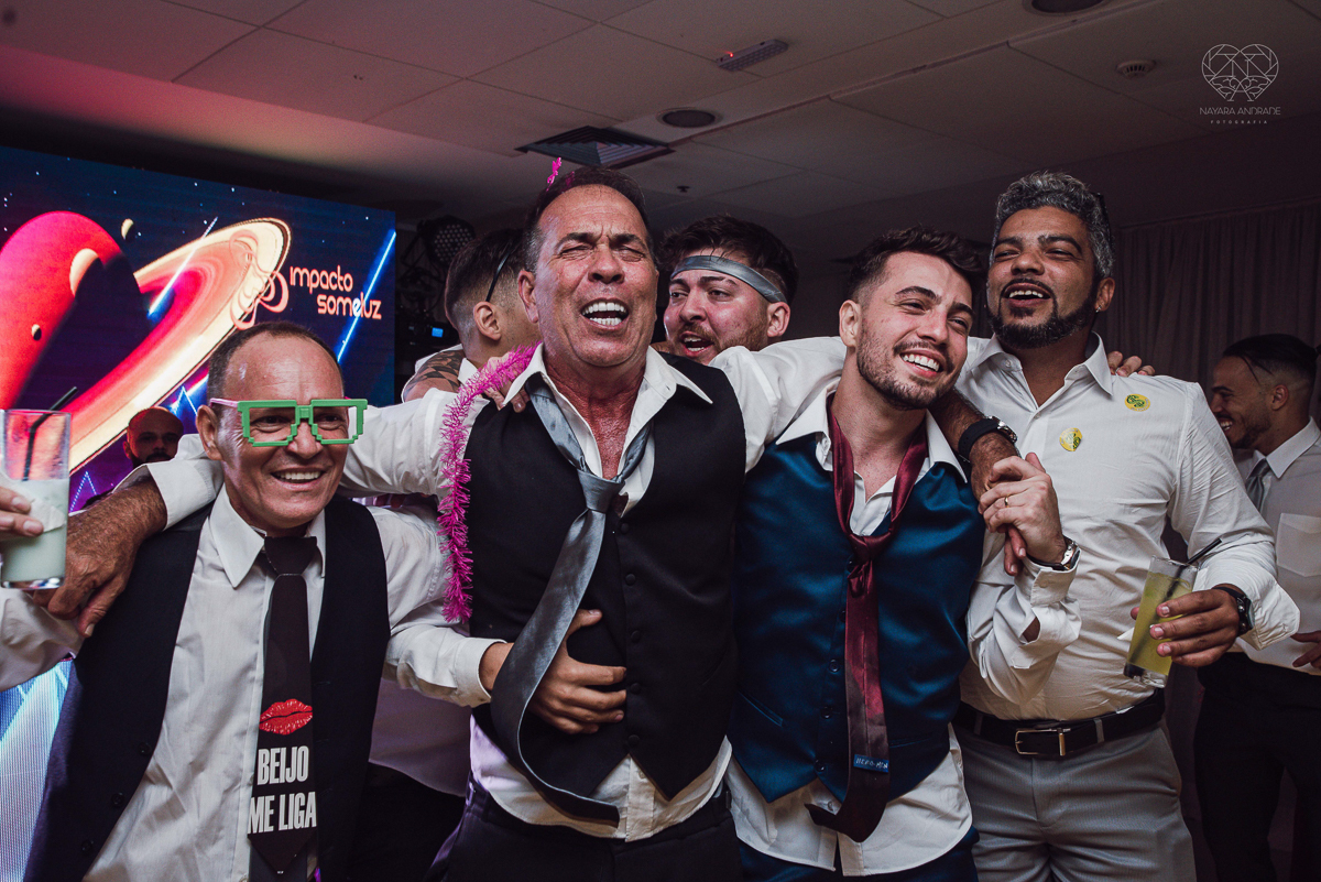 casamento classico emsantos com noivo de terno azul e noiva princesa fotos da fotografa premiada Nayara Andrade no coraçao de maria em santos igreja e festa no Sirio Libanes wedding centro de santos sao paulo